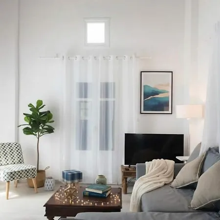 Elegant 2 Bd House With Shared Pool オルノス