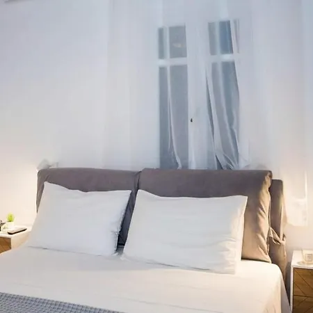 Holiday home Elegant 2 Bd House With Shared Pool *